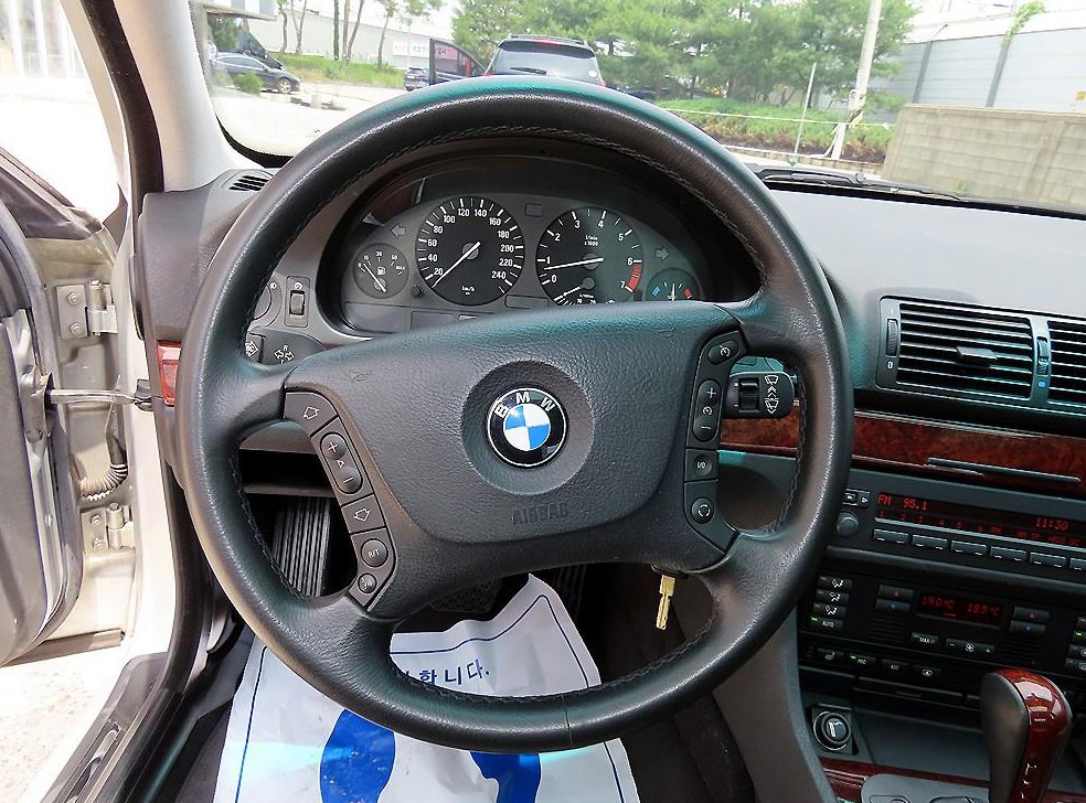 BMW 5시리즈 520i 사진 8