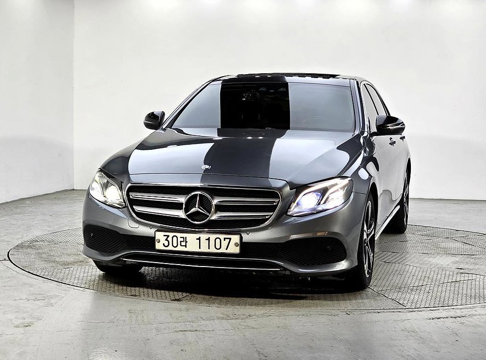 벤츠 E 클래스 E220d 아방가르드 사진 2