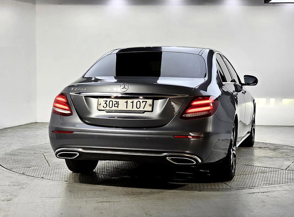 벤츠 E 클래스 E220d 아방가르드 사진 3