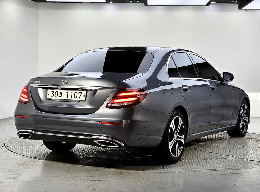 벤츠 E 클래스 E220d 아방가르드 사진 4