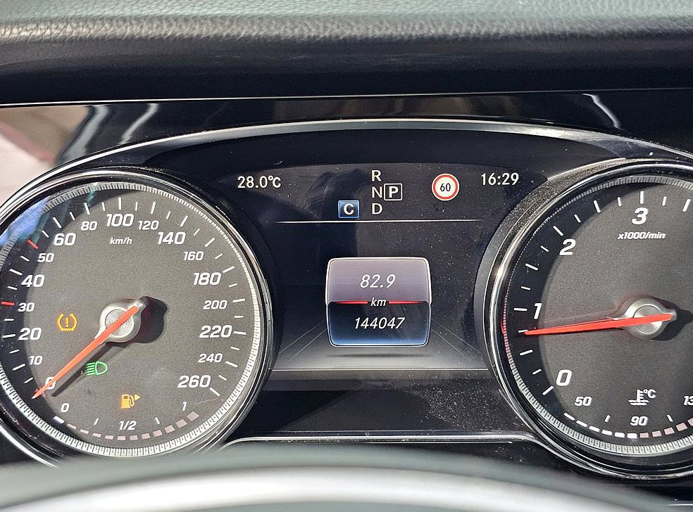 벤츠 E 클래스 E220d 아방가르드 사진 6