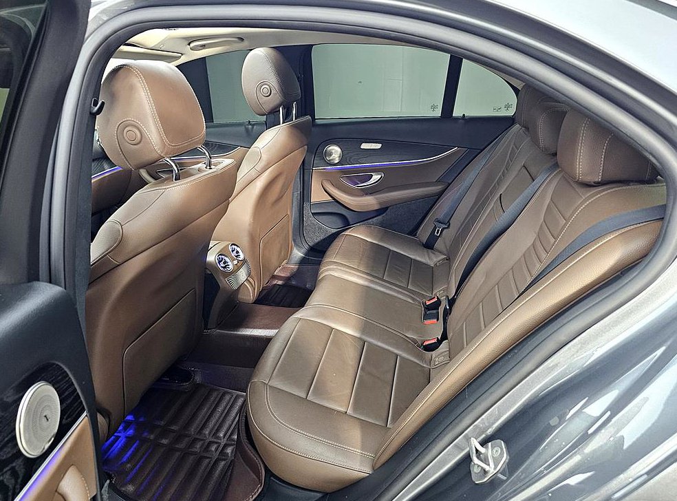 벤츠 E 클래스 E220d 아방가르드 사진 8