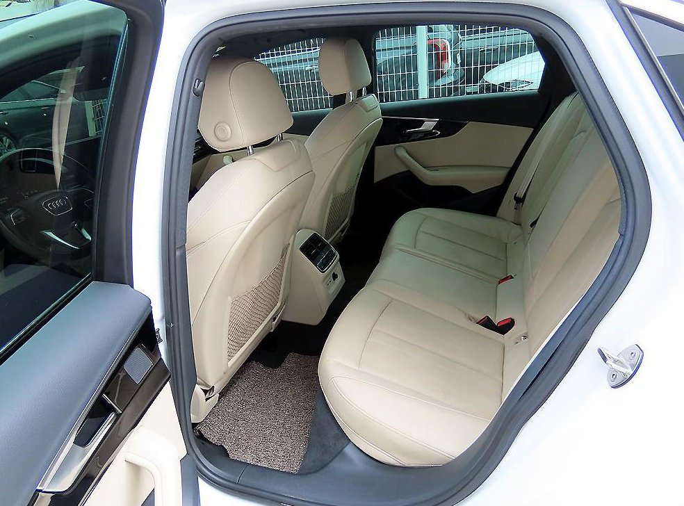 아우디 A4 40 TFSI 프리미엄 사진 6
