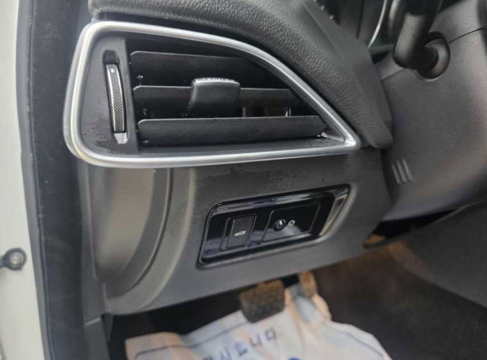 재규어 XE 2.0D 프레스티지 AWD 사진 12