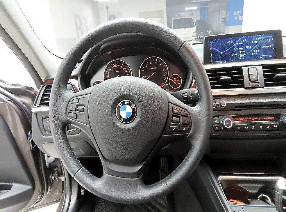 BMW 3시리즈 320i 사진 7