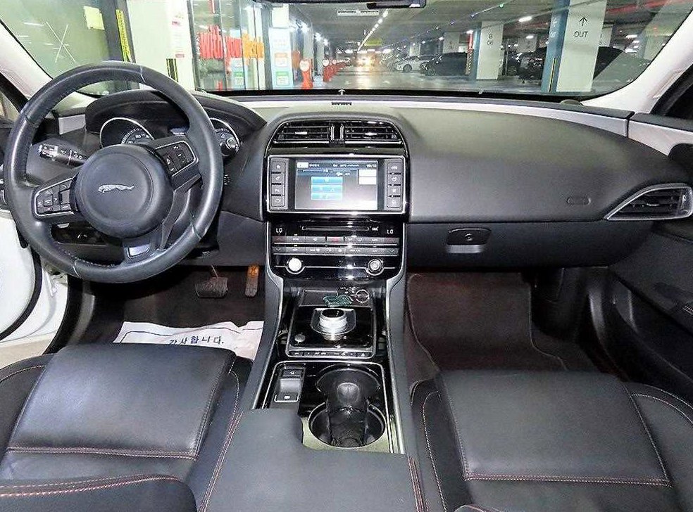 재규어 XE 2.0T 프레스티지 사진 10