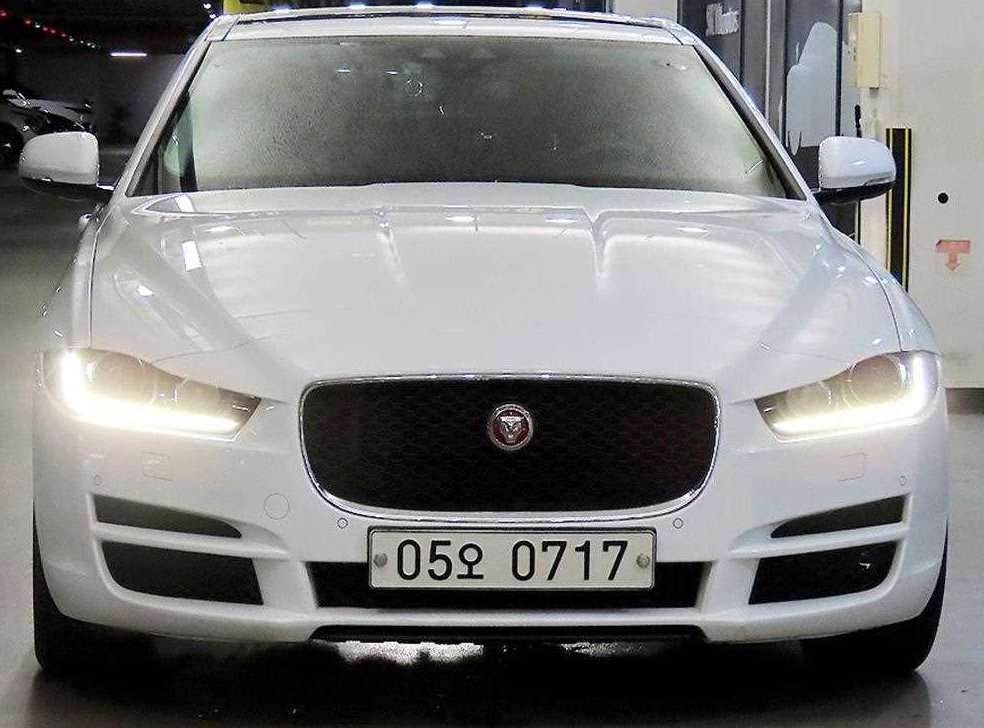 재규어 XE 2.0T 프레스티지 사진 2