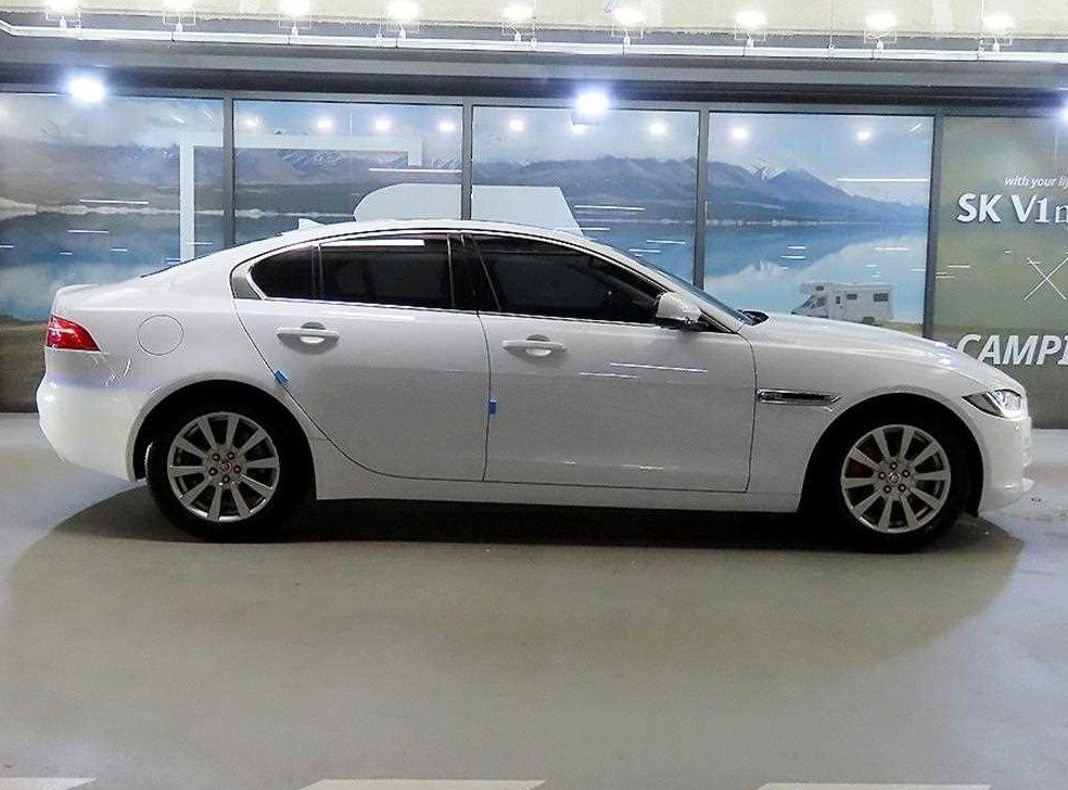 재규어 XE 2.0T 프레스티지 사진 3