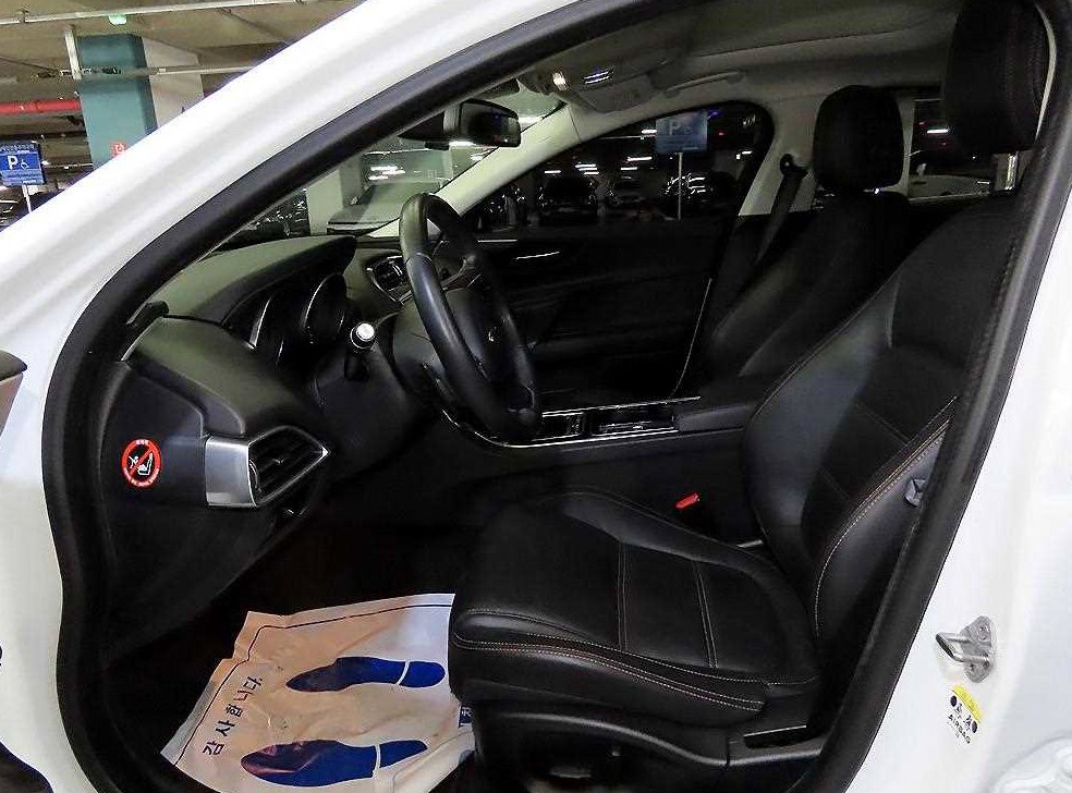 재규어 XE 2.0T 프레스티지 사진 6