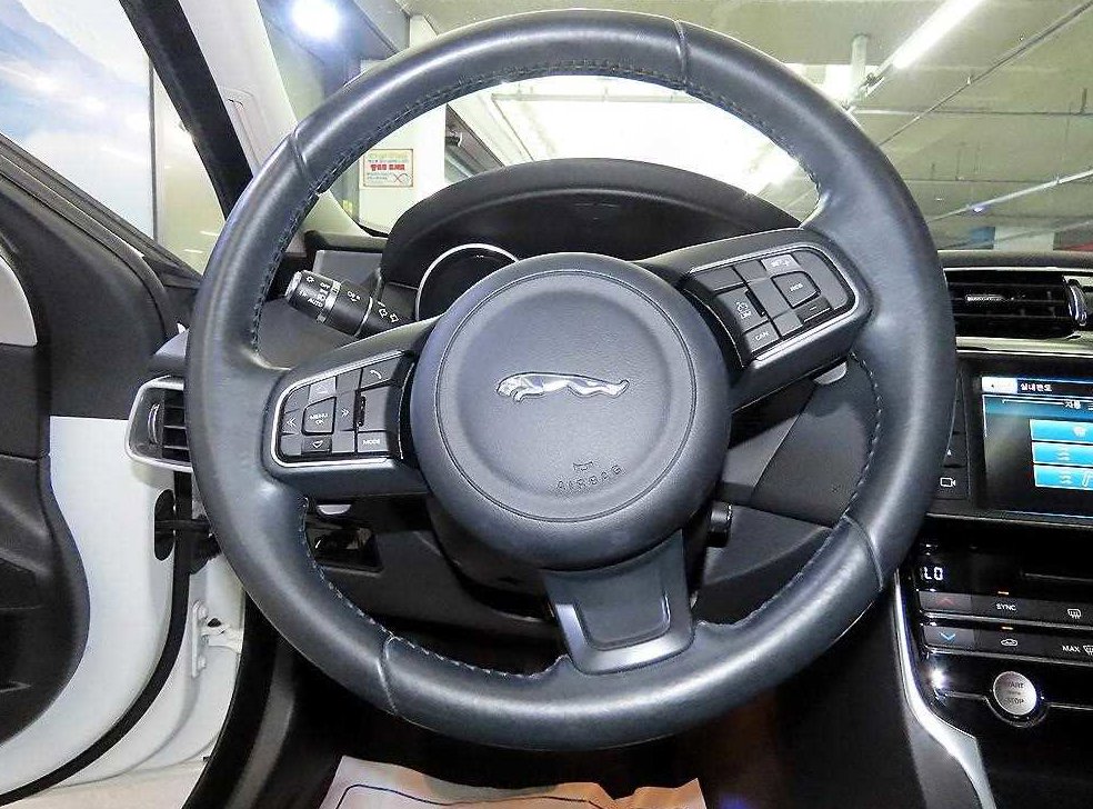 재규어 XE 2.0T 프레스티지 사진 8