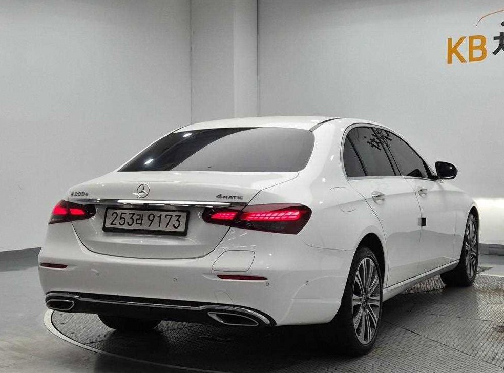 벤츠 E 클래스 E300e 4MATIC 익스클루시브 사진 3