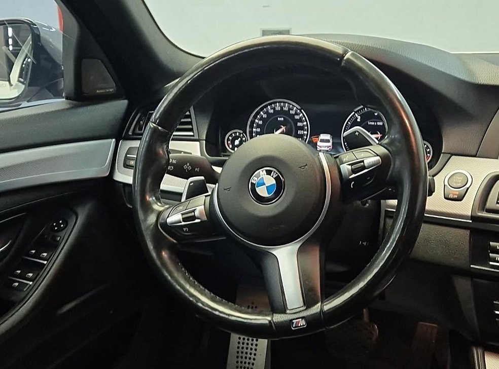 BMW 5시리즈 M550d xDrive 사진 9