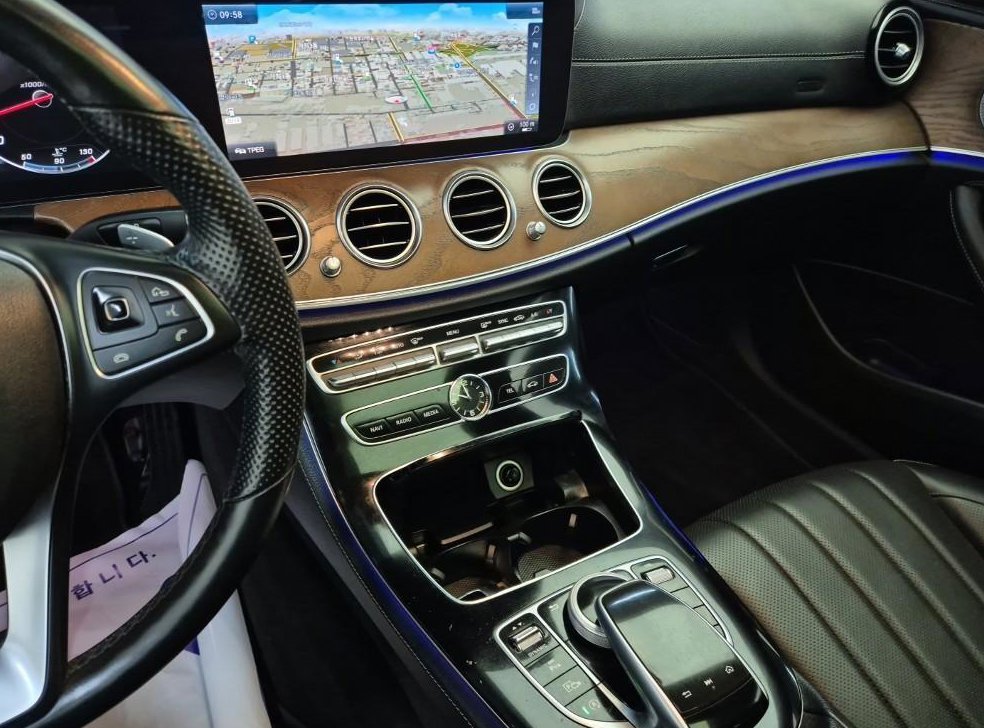 벤츠 E 클래스 E300 4MATIC 익스클루시브 사진 10