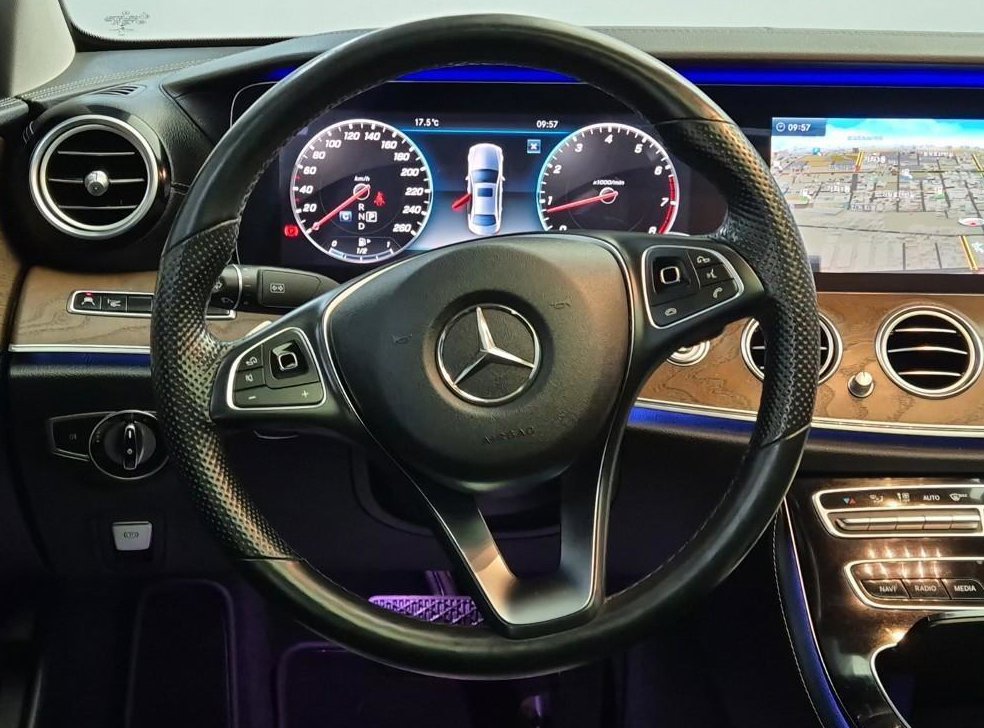 벤츠 E 클래스 E300 4MATIC 익스클루시브 사진 9