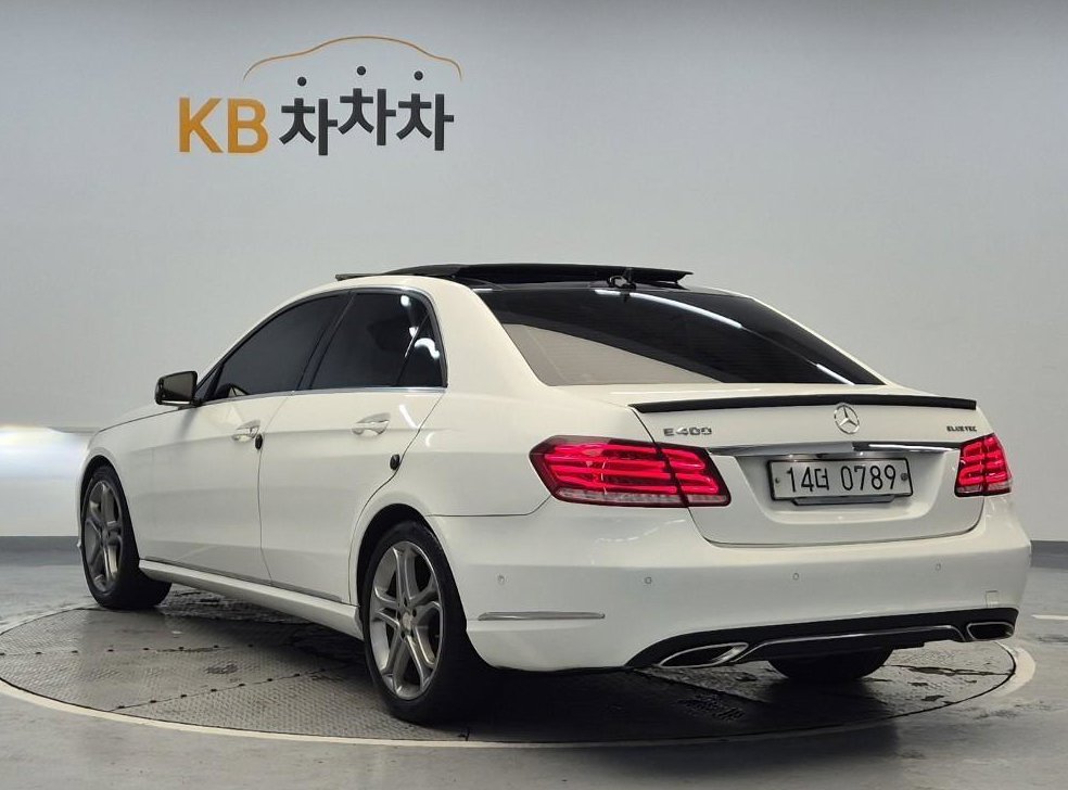 벤츠 E 클래스 E250 블루텍 4MATIC 아방가르드 사진 2