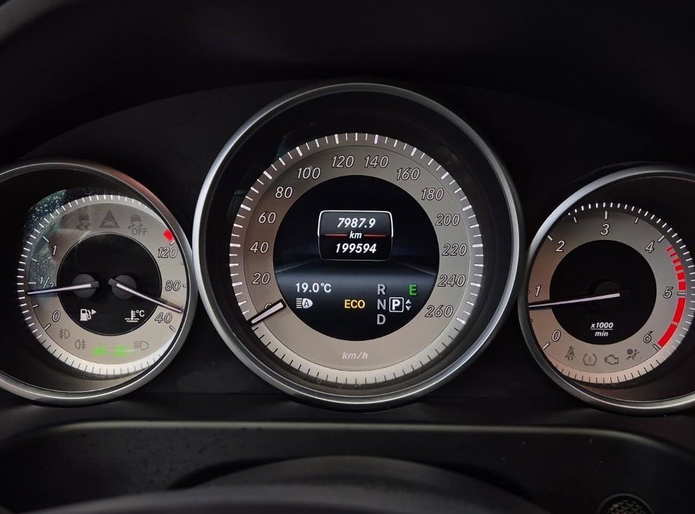 벤츠 E 클래스 E250 블루텍 4MATIC 아방가르드 사진 6