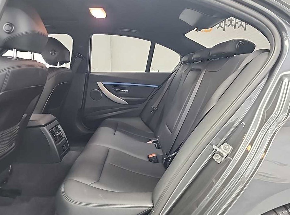 BMW 3시리즈 320i M 스포츠 사진 12