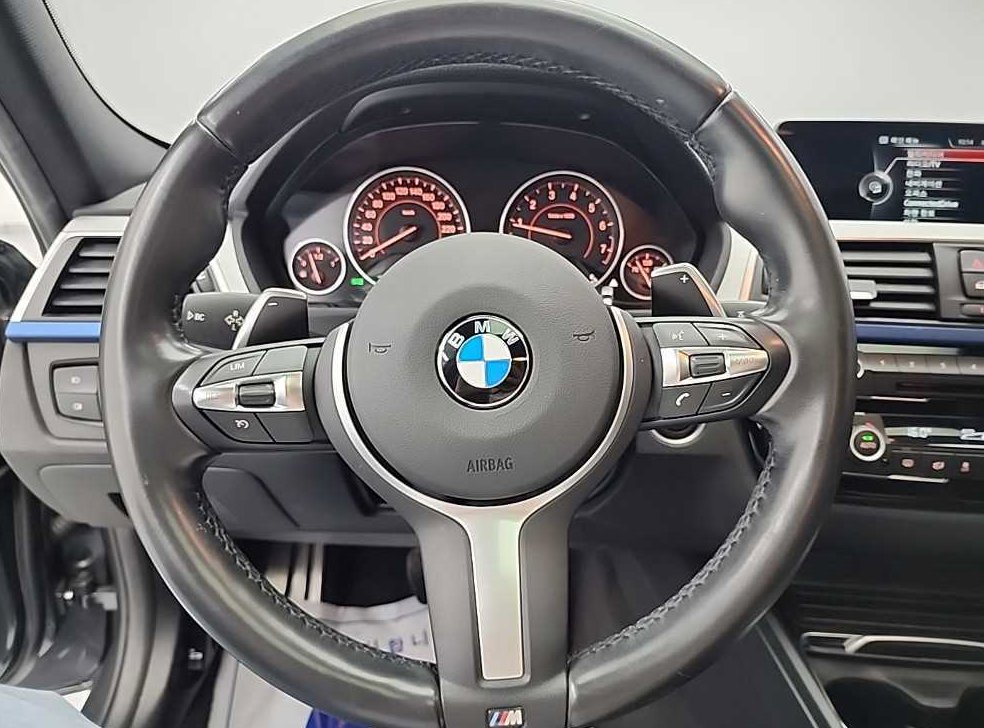 BMW 3시리즈 320i M 스포츠 사진 9