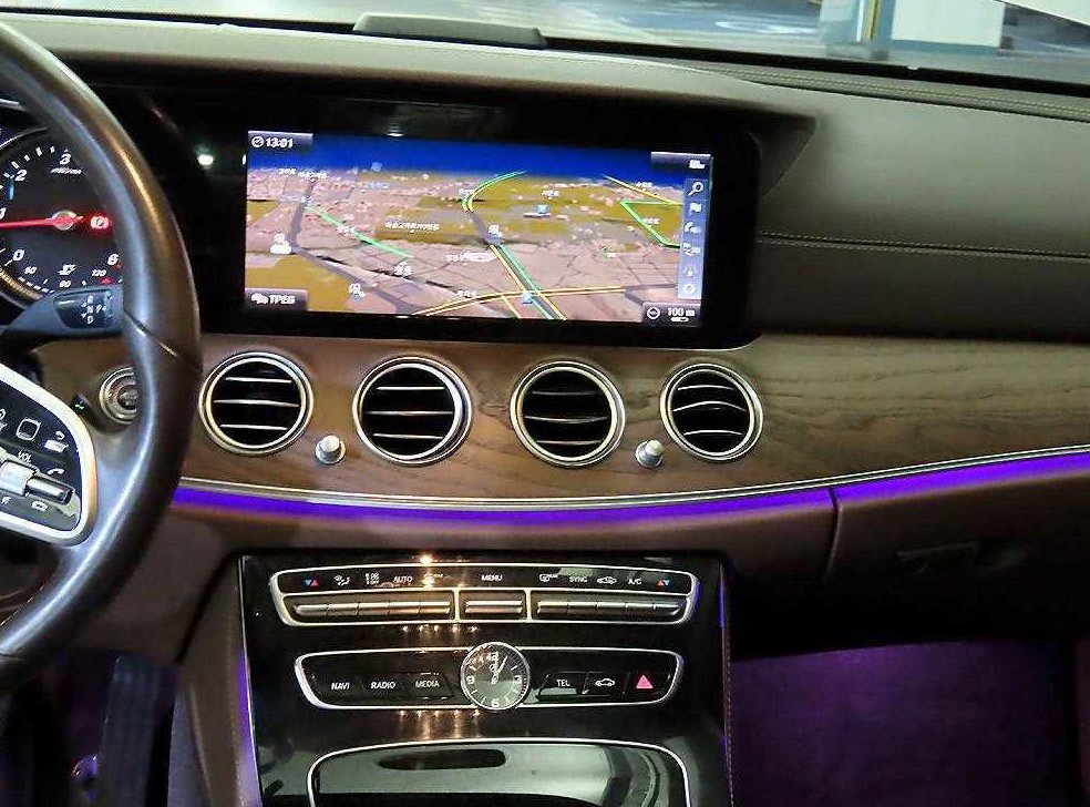 벤츠 E 클래스 E220d 4MATIC 익스클루시브 사진 10