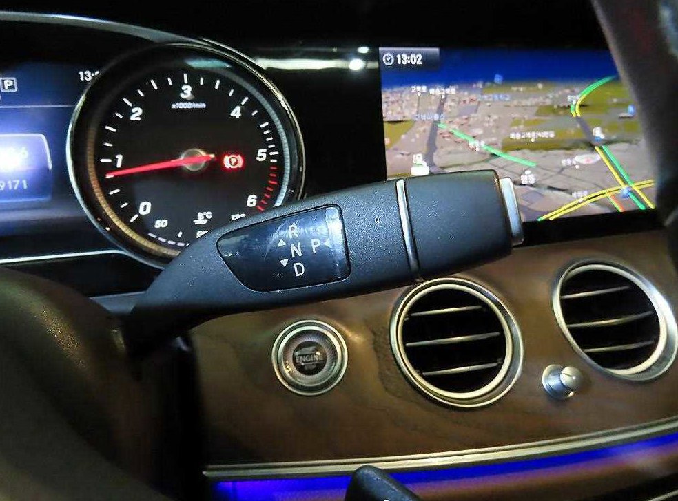 벤츠 E 클래스 E220d 4MATIC 익스클루시브 사진 11