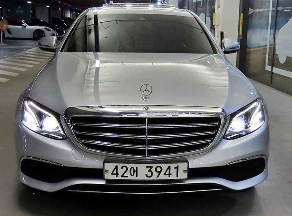 벤츠 E 클래스 E220d 4MATIC 익스클루시브 사진 2