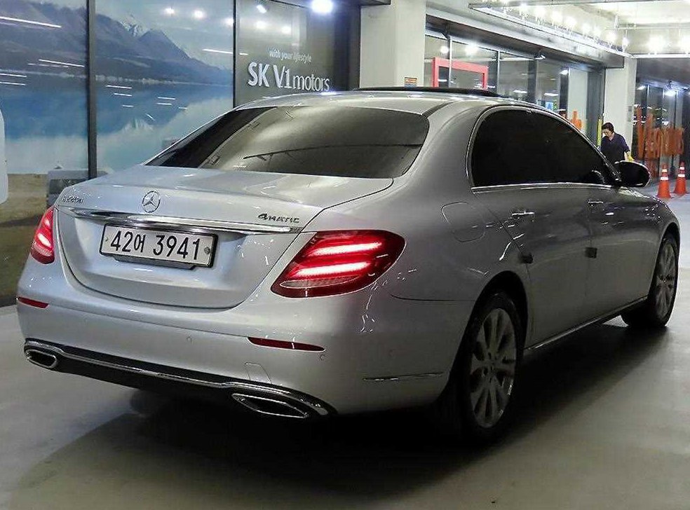 벤츠 E 클래스 E220d 4MATIC 익스클루시브 사진 3