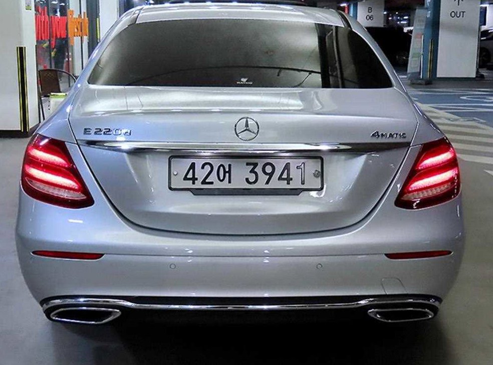 벤츠 E 클래스 E220d 4MATIC 익스클루시브 사진 4