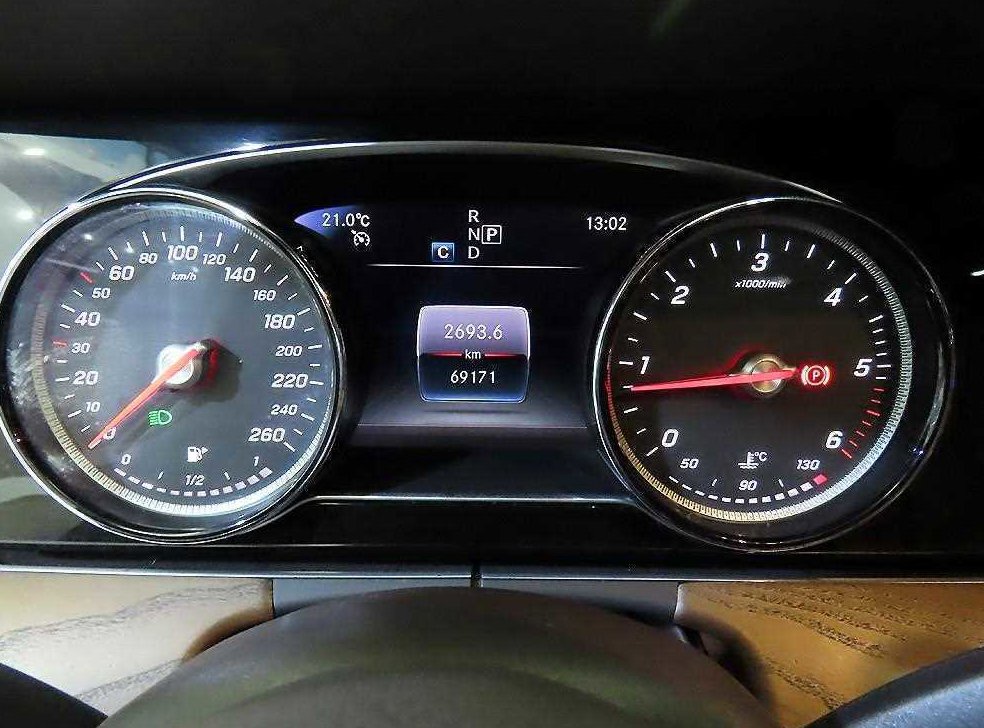벤츠 E 클래스 E220d 4MATIC 익스클루시브 사진 8