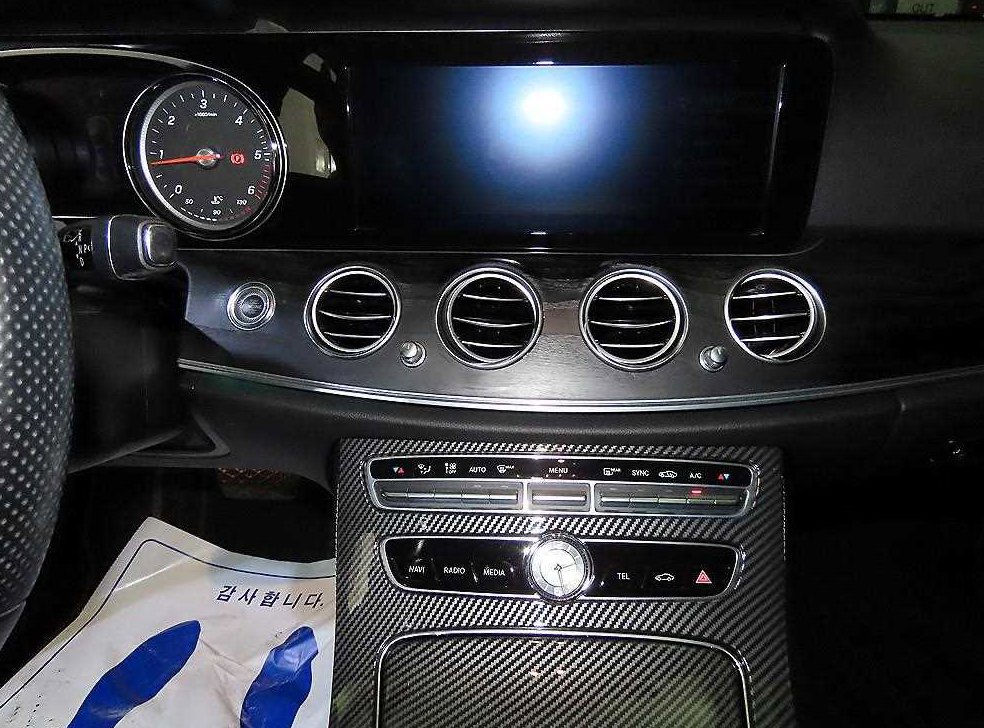 벤츠 E 클래스 E220d 아방가르드 사진 11