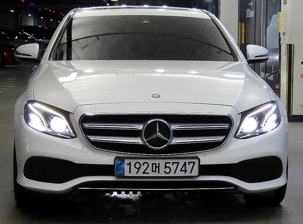 벤츠 E 클래스 E220d 아방가르드 사진 2