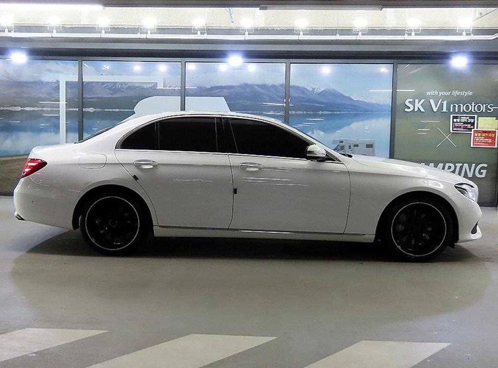 벤츠 E 클래스 E220d 아방가르드 사진 3
