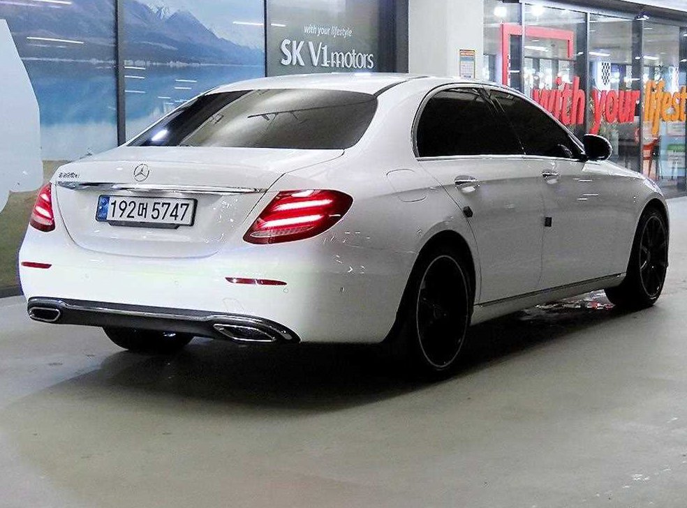 벤츠 E 클래스 E220d 아방가르드 사진 4