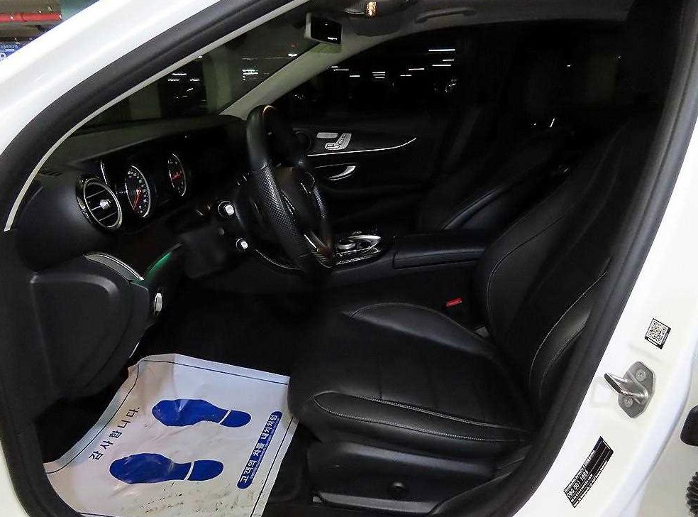 벤츠 E 클래스 E220d 아방가르드 사진 6