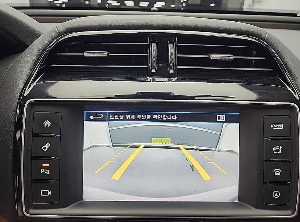 재규어 XE 2.0D 포트폴리오 사진 16