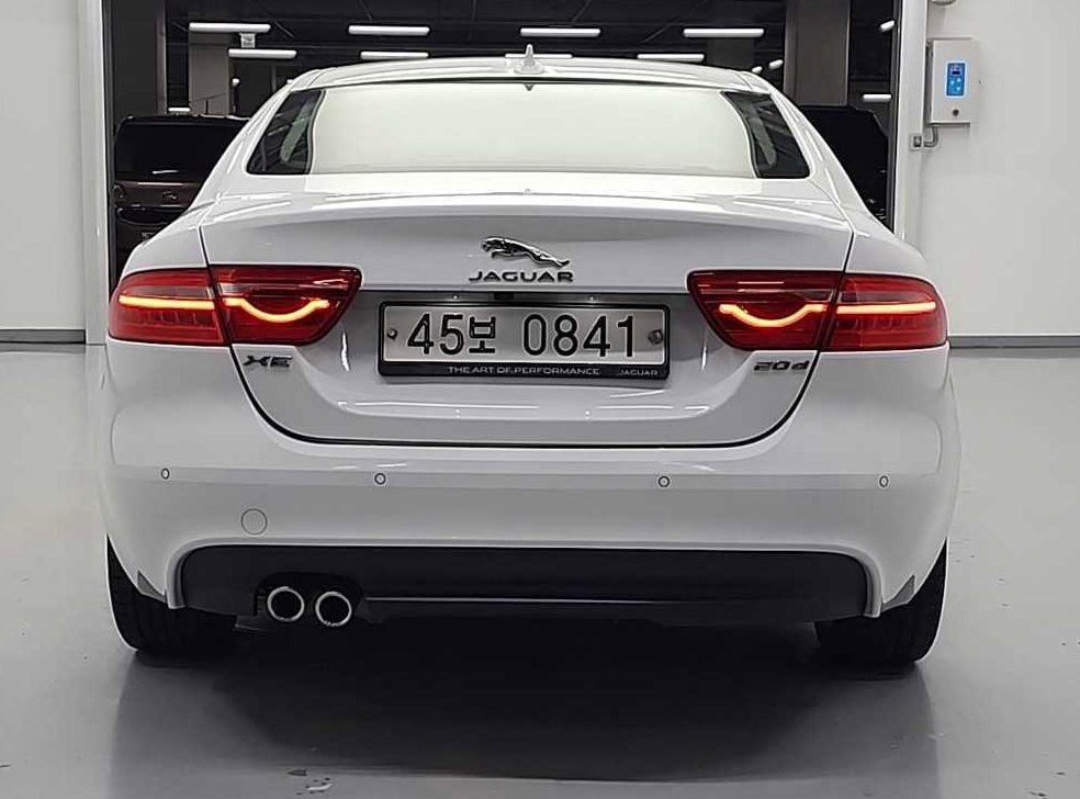 재규어 XE 2.0D 포트폴리오 사진 2