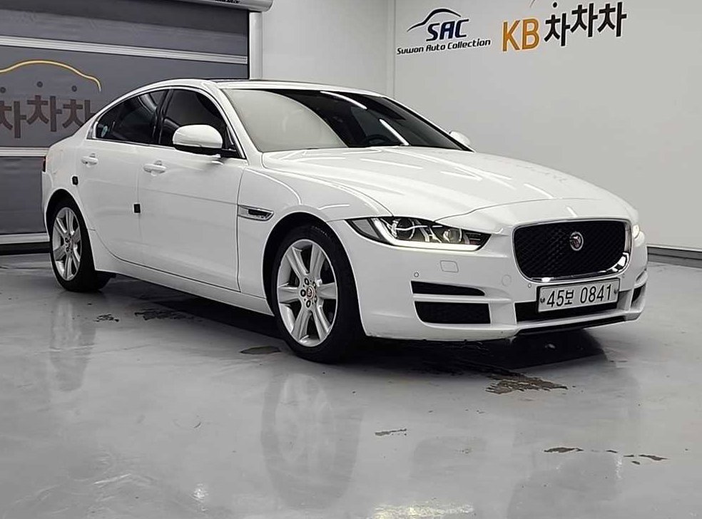 재규어 XE 2.0D 포트폴리오 사진 3