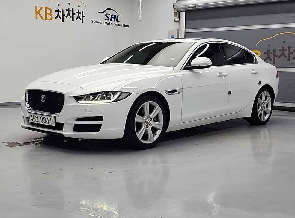 재규어 XE 2.0D 포트폴리오 사진 4