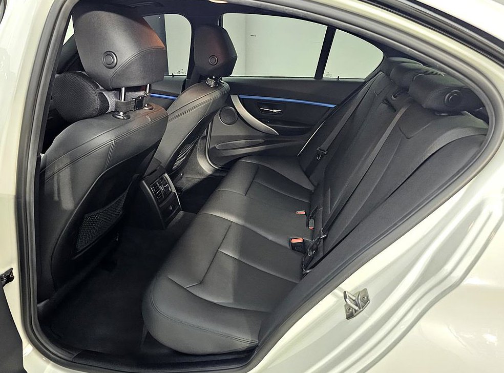 BMW 3시리즈 320i M 스포츠 사진 9