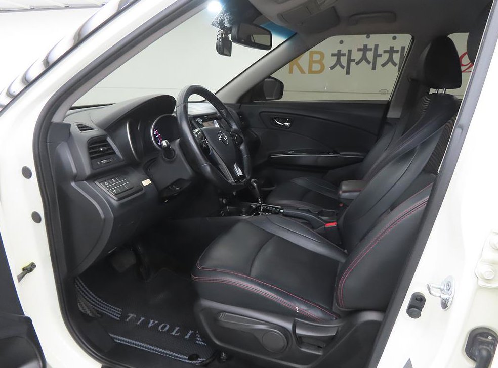 KG모빌리티(쌍용)  티볼리 2WD 디젤 1.6 IX 사진 5