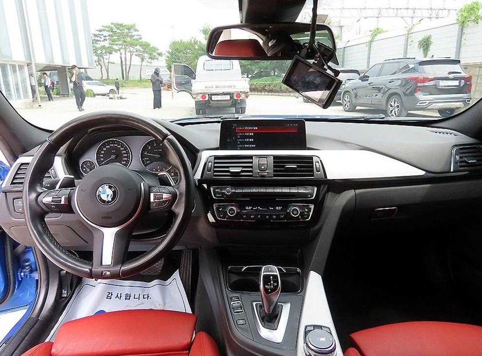 BMW 3시리즈 330i M 스포츠 사진 7