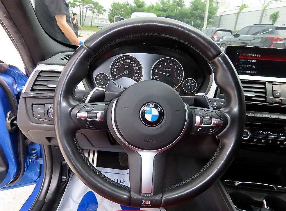 BMW 3시리즈 330i M 스포츠 사진 8
