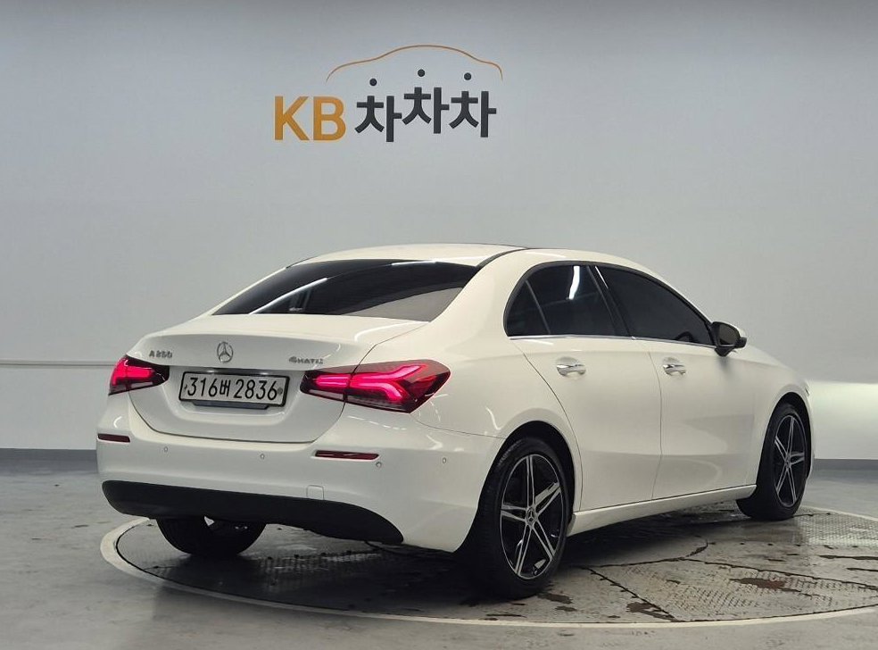 벤츠 A 클래스 A250 4MATIC 세단 사진 3