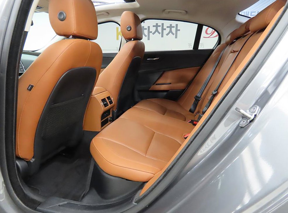 재규어 XE 2.0D 포트폴리오 사진 6