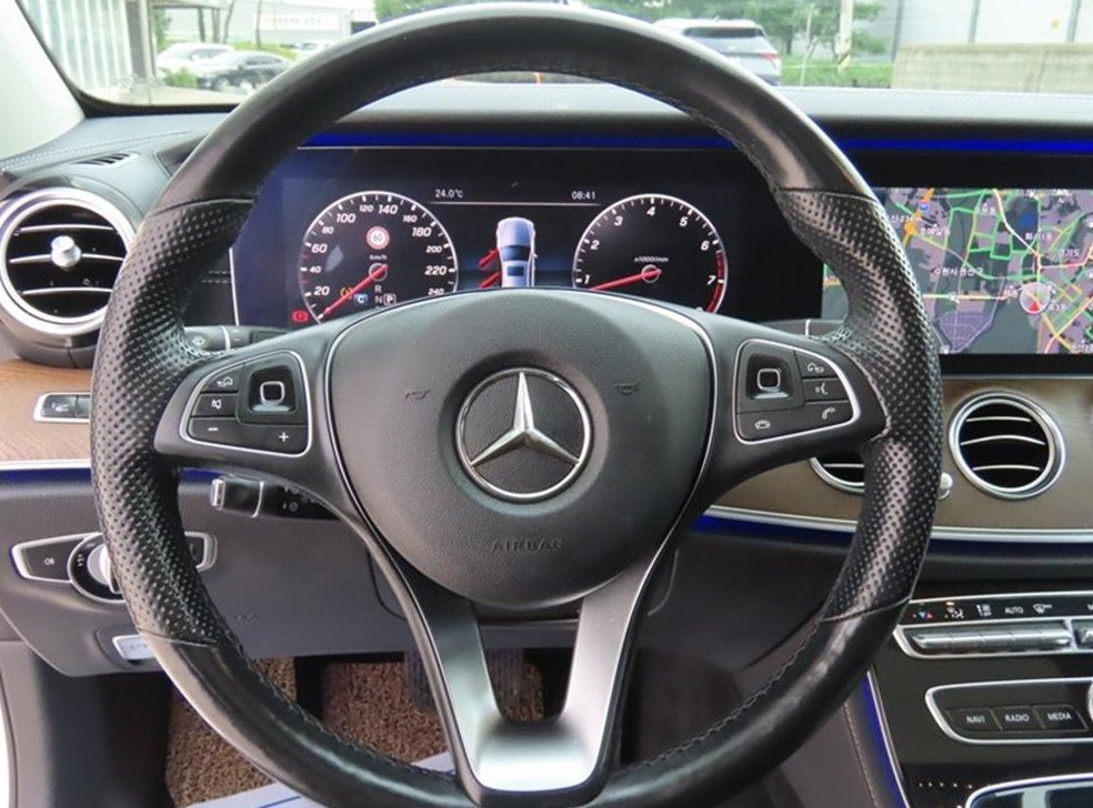 벤츠 E 클래스 E300 4MATIC 익스클루시브 사진 9