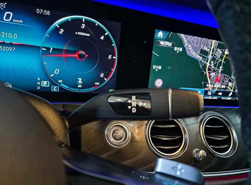 벤츠 E 클래스 E220d 4MATIC AMG라인 사진 11