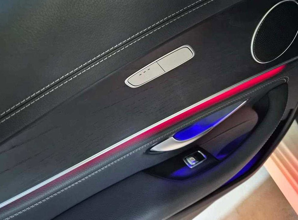 벤츠 E 클래스 E220d 4MATIC AMG라인 사진 16