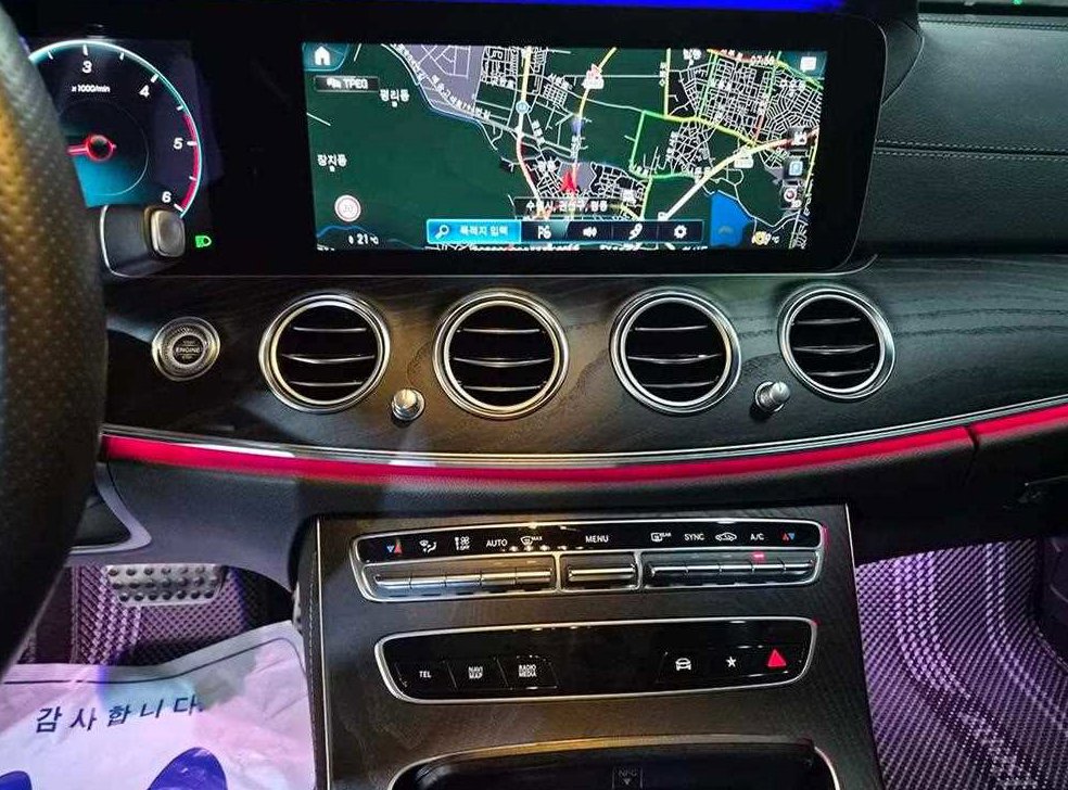 벤츠 E 클래스 E220d 4MATIC AMG라인 사진 18