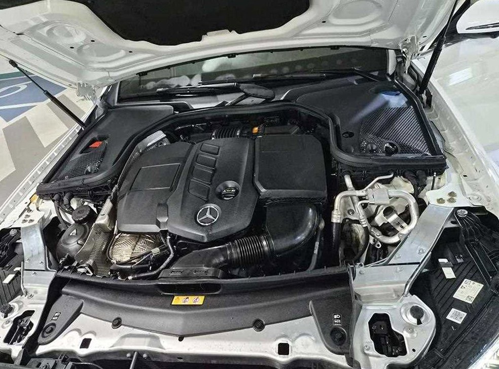 벤츠 E 클래스 E220d 4MATIC AMG라인 사진 19