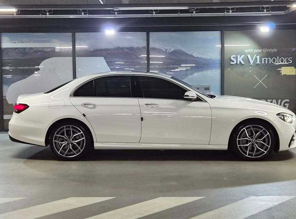 벤츠 E 클래스 E220d 4MATIC AMG라인 사진 3