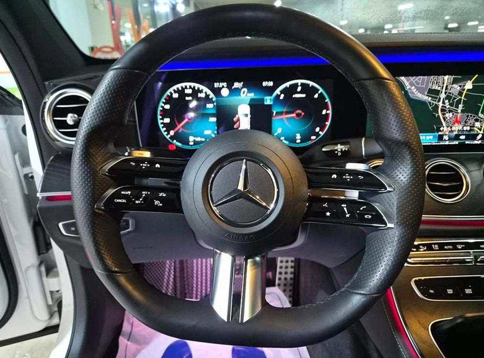 벤츠 E 클래스 E220d 4MATIC AMG라인 사진 8